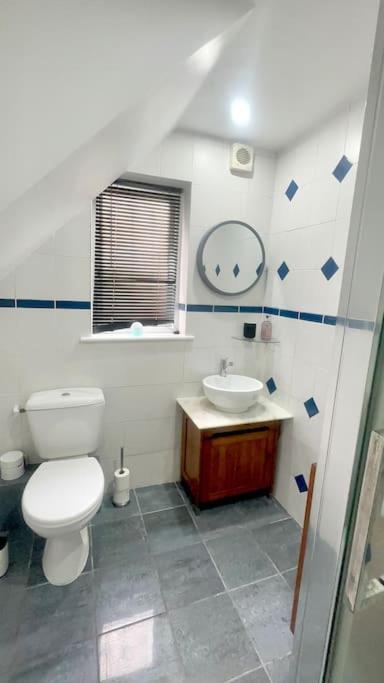 Amazing Location - Of London- 2 Bedroom Stunning Canal View House With Private Garden,parking & Balcony * Londra