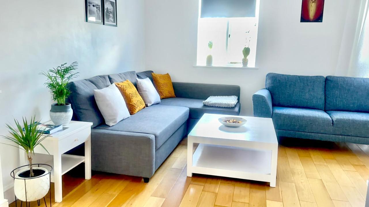 Amazing Location - Of London- 2 Bedroom Stunning Canal View House With Private Garden,parking & Balcony * Londra