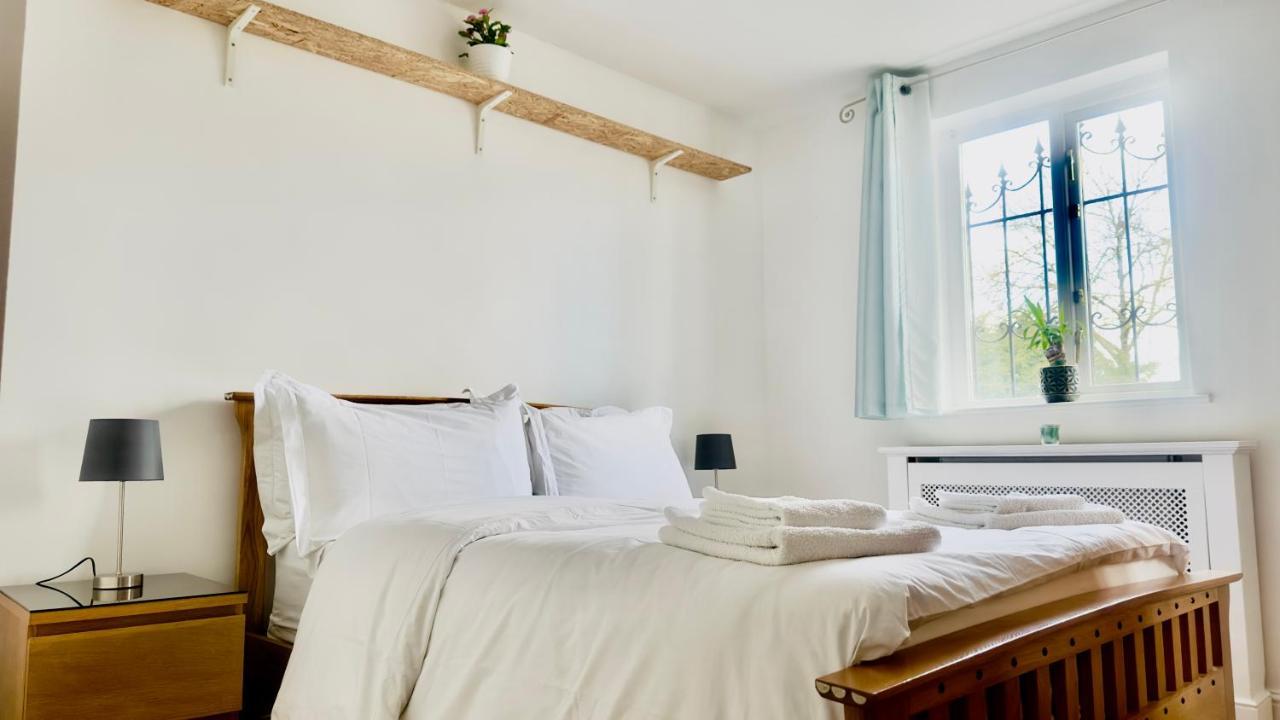Amazing Location - Of London- 2 Bedroom Stunning Canal View House With Private Garden,parking & Balcony Appartamento Londra