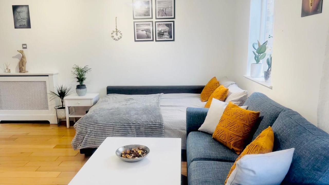 Amazing Location - Of London- 2 Bedroom Stunning Canal View House With Private Garden,parking & Balcony Londra